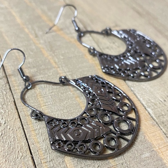 E177 ❤️ Indigenous Idol – Black Gunmetal – Earrings - Picture 6 of 8